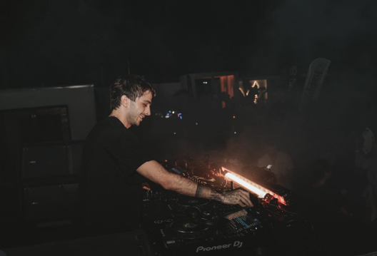 BARIS BERBER playing in a dark booth